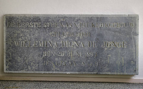 X-2865 Zierikzee. Thomaskerk (Geref. kerk). “De eerste steen van dit kerkgebouw / gelegd door WILLEMINA DIGNA DE JONGE ...
