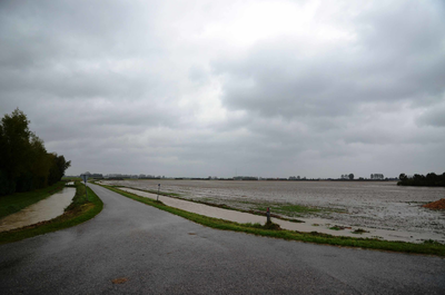 X-3105 Omgeving Dreischor. Platteweg vanaf de Zuiddijk. Wateroverlast na overvloedige regenval.
