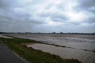 X-3106 Omgeving Dreischor. Platteweg, gezien vanaf de Zuiddijk. Wateroverlast na overvloedige regenval.