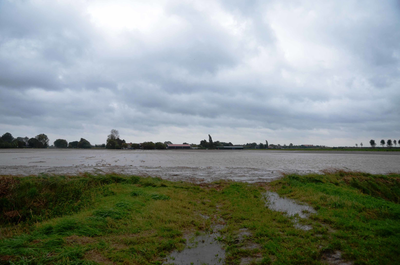 X-3107 Omgeving Dreischor. Zuidlangeweg; rechts de Zuiddijk. Wateroverlast na overvloedige regenval.