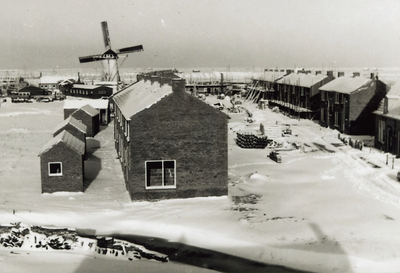 X-3274 Nieuwerkerk. Meidoornstraat. De nieuwgebouwde huizen na de watersnood van 1953.