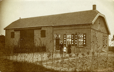 X-3322 Serooskerke (Schouwen). Hogeweg. Boerderij aan de toenmalige Hogeweg nabij de Schelphoek. Op de foto Jacobus ...