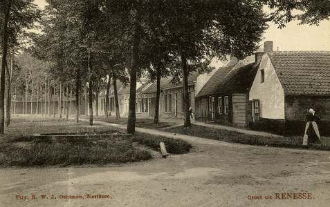 X-3427 Renesse. Zicht in de Kromme Reke vanuit het zuiden. Links staat de asbak voor haardas. Rechts het Zwaantje . Het ...