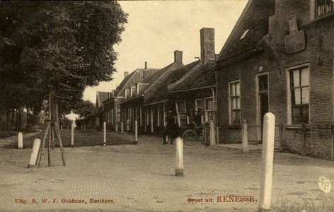 X-3429 Renesse. Korte Reke vanuit het westen, rechts het Wapen van Zeeland 