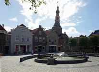 X-3532 Zierikzee. Toren stadhuis Meelstraat, gezien vanaf het Beddeweeg. De overige panden staan in de Maarstraat.