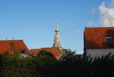 X-3557 Zierikzee. Toren stadhuis Meelstraat, gezien vanaf Kerkhof zz.