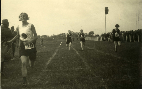 X-3691 Utrecht. De dames van de Amsterdamse Dames Athletiekvereeniging wonnen met 77 punten de Prins Juliana-beker. ...