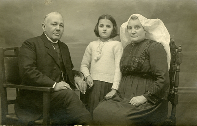X-3839 Johannis Willem van Oeveren (1863-1929) en zijn echtgenote Johanna Zorge (1871-1945). Met een vluchtelingetje ...