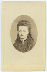 X-3946 Maria de Vulder van Noorden (1853-1937), echtgenote van Johan Pieter Cau (1852-1925, president van de ...
