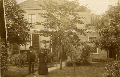 X-3953 Renesse. Hogezoom. Jakob Jan Steur, (1866-1943) en zijn vrouw Adriana Wilhelmina Boot, (1868-1955) achter hun ...