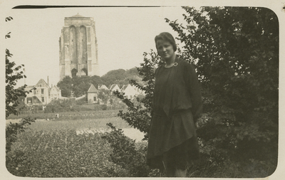 X-4032 Zierikzee. Slingerbos. Maria Johanna Potappel-van den Doel (Zierikzee 05-08-1907, idem 05-12-1969). Op de ...