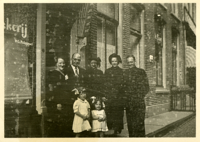 X-4050 Zierikzee. Poststraat. V.l.n.r. Maria Johanna Potappel-van den Doel, Willem Gerard Potappel, heilssoldaat C.P. ...