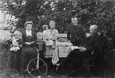 X-4247 Haamstede. Vuurtoren. Het gezin van Adriaan en zijn vrouw Lommigje Ros-de Redelijkheid in Haamstede in de tuin. ...