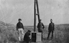 X-4267 Haamstede. Locatie onbekend. Adriaan Ros met zijn medewerkers in de duinen tijdens de mobilisatie.