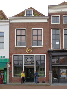 X-4325 Zierikzee. Havenplein 6. Het pand 'De Twaalf Apostelen' aan het Havenplein in Zierikzee. Cornelis van Tilburg ...