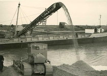 X-4337 Zierikzee. Havenkanaal. Bouw Keersluis. Het lossen van een zandschip.