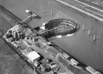 X-4348 Zierikzee. Havenkanaal. Bouw Keersluis met bouwterein, bouwkeet en betoncentrale aan de oostzijde.