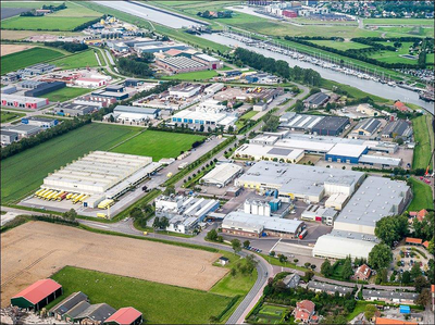 X-4385 Zierikzee. Havenkanaal. Bouw Keersluis. Panoramafoto van het industrie gebied.
