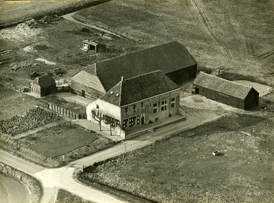 X-4414 Ouwerkerk. Molenweg/Stelweg. Op de foto is de hofstede te zien die als gevolg van de watersnoodramp in 1953 ...