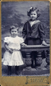 X-4426 Locatie onbekend. Janna Krina (1903) en Catharina Helena (1906), dochters van Willem Jan ten Haaf en Marina ...