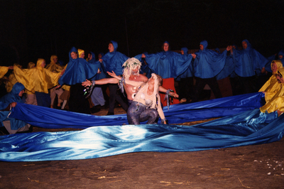 X-4722 37. Dertig jaar later. Een groep dansers gehuld in respectievelijk blauw en geel beelden met golvende bewegingen ...