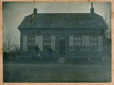 X-4726 Nieuwerkerk. Capelleweg. Boerderij 'Steenzwaan' van de familie Pieter Boudewijn van Poortvliet (12-03-1861)en ...