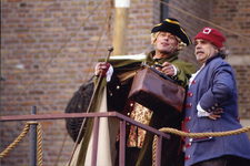 X-4735 4. Aan de Brouwse kade legt het beurtschip aan met aan boord een 'heerschap' wiens bagage door matrozen en ...