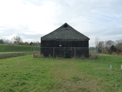 X-4782 Scharendijke. Inlaag. Opslagschuur (ook wel genoemd 'Napoleonschuur') voor dijkmateriaal van het waterschap ...