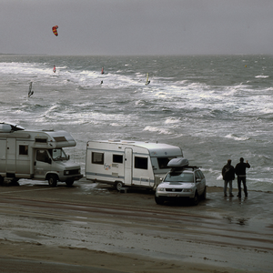 X-4794 Scharendijke. Brouwersdam. Hoogwater, met een camper, caravan op het strand en een kitesurver in de lucht
