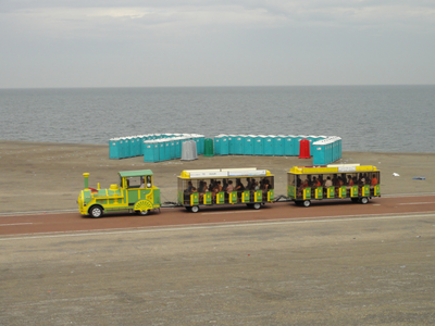 X-4797 Scharendijke. Brouwersdam. De toiletten voor Concert at Sea staan klaar, op de voorgrond rijdt het trammetje van ...