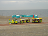 X-4797 Scharendijke. Brouwersdam. De toiletten voor Concert at Sea staan klaar, op de voorgrond rijdt het trammetje van ...