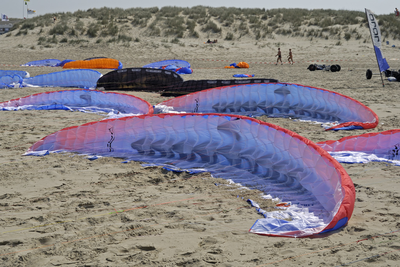 X-4806 Scharendijke. Brouwersdam. Middenplaat. Vliegers (zgn. 'kites') liggen op het strand, klaar om opgelaten te worden