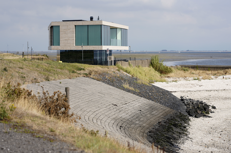 X-4847 Ouwerkerk. Viane. Moderne woning, gebouwd in 2017, die de oude heeft vervangen, gezien vanuit het westen. Ook ...