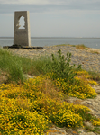 X-4864 Burghsluis. Oude Havenweg. Het monument als teken van eer aan de redders van schipbreukelingen, op de dijk bij ...
