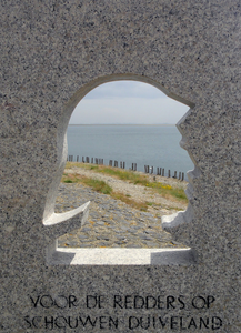X-4865 Burgsluis. Oude Havenweg. Een close-up van het redders monument op de dijk bij de haven, met als opschrift VOOR ...
