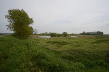 X-4879 Dreischor. Sasdijk. Gezicht vanaf de dijk op de Saspolder met de zgn. Sasput , achter de bomen rechts staat de ...