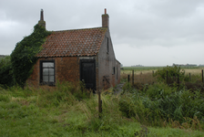 X-4888 Dreischor. Zuidlangeweg. Een arbeidershuisje in de polder, ca. 2010 is het afgebroken en is er een moderne ...