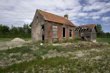 X-4901 Dreischor. Welleweg. Een vervallen landarbeidershuisje dat in 2018 is gesloopt en waarvoor een nieuwe woning in ...
