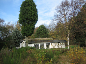 X-4936 Nieuw-Haamstede. Populierenlaan. Een tot vakantiewoning omgebouwde bunker uit WO2, achter de Populierenlaan