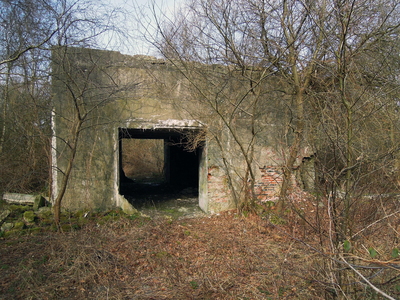 X-4938 Nieuw-Haamstede. Locatie onbekend. Een Duitse bunker uit WO2, voor de plaatsing van een aggregaat om stroom op ...