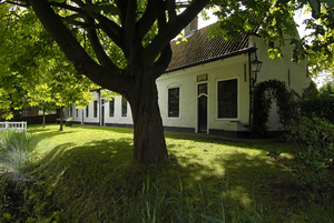 X-4964 Noordgouwe. Heereweg. De Pottere huisjes ook wel Conyers huisjes genoemd. Ze zijn in 1651 gebouwd door Maria de ...