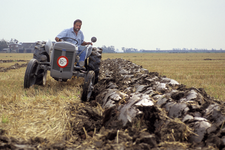 X-4972 Schouwen-Duiveland. Locatie onbekend. Een deelnemer aan een ploegwedstrijd met een Ferguson tractor uit de jaren ...