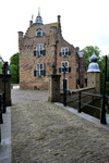 X-4986 Renesse. Stoofwekken. Toegangsbrug over de gracht naar slot Moermond 