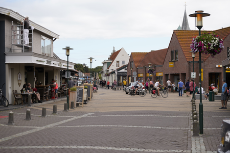 X-4998 Renesse. Hoogezoom. Een kijkje op de Hoogezoom richting het dorpscentrum van Renesse