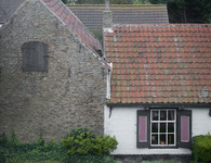 X-5030 Scharendijke. Baken. Een huis met schuur aan het Baken, gezien vanaf de dijk aan de Grevelingen