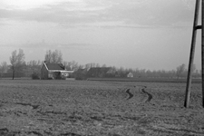 X-5087 Zonnemaire. Stapelsweg. Een woonhuis in de Stapelsweg, met op de achtergrond de boerderij van de fam. de Vlieger ...