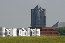 X-5108 Zierikzee. Havendijk. De nieuw gebouwde woningen in de Waterwijk , met op de achtergrond de St. Lievens ...