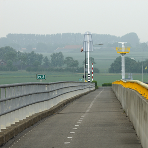 X-5111 Zierikzee. Zeelandbrug. Het fietspad op de Zeelandbrug, gefotografeerd in noordelijke richting