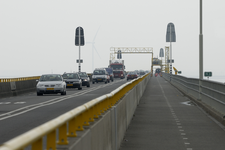 X-5112 Zierikzee. Zeelandbrug. Autobaan en fietspad op de Zeelandbrug, in zuidelijke richting