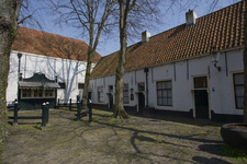 X-5114 Zierikzee. Sint Domusstraat. Sint Jacobshofje. De Vismarkt waar vanaf ca. 1804 de vis bij opslag werd verkocht. ...